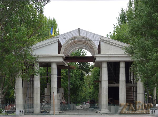 Триумфальная арка на пл. Маяковского