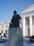 Ленин с шапочкой снега на голове перед ДК им.Дробязко (Запорожье)